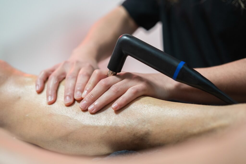 Fisioterapeuta aplicando terapia y tecnología avanzada en paciente en Nadaya Fisioterapia y Salud